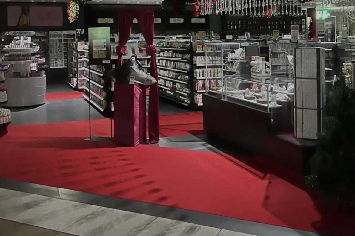 Leere Läden: Coop City liess während des Stromausfalls keine Kundschaft in die Filiale. Stromausfall im Einkaufszentrum Volkiland in Volketswil. Das Notstromaggregat sorgt für spärliche Beleuchtung.